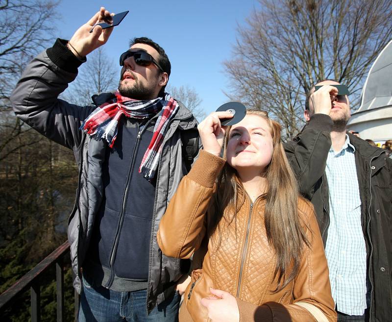 V pátek dopoledne sledovaly celé Budějovice částečné zatmění Slunce.