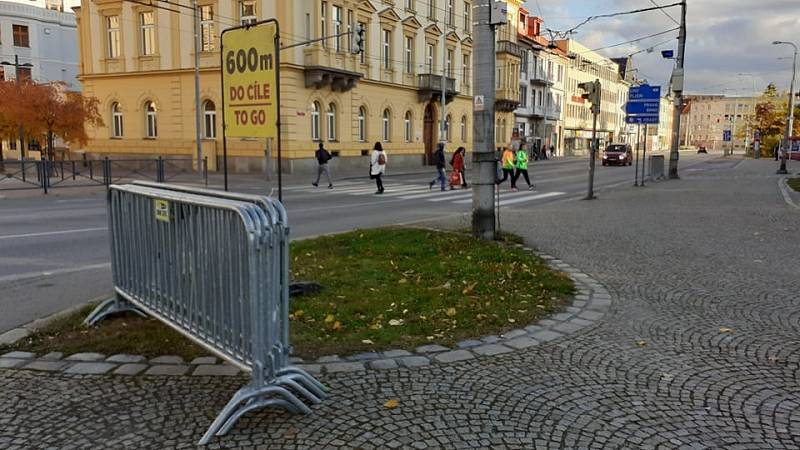 Na sobotu nebývalé kolony, které se vyrovnaly a možná i předčily dopravní špičku v pracovních dnech, znamenal půlmaraton v Českých Budějovicích 23. října 2021.