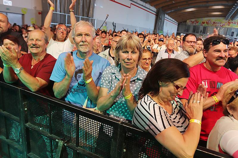 Aomersby retropárty se konala na českobudějovickém Výstavišti za účasti Karla Gotta,skupiny Olympic, Petra Nagye, Josefa Laufera, Milana Schellingera a řady dalších interpretů.