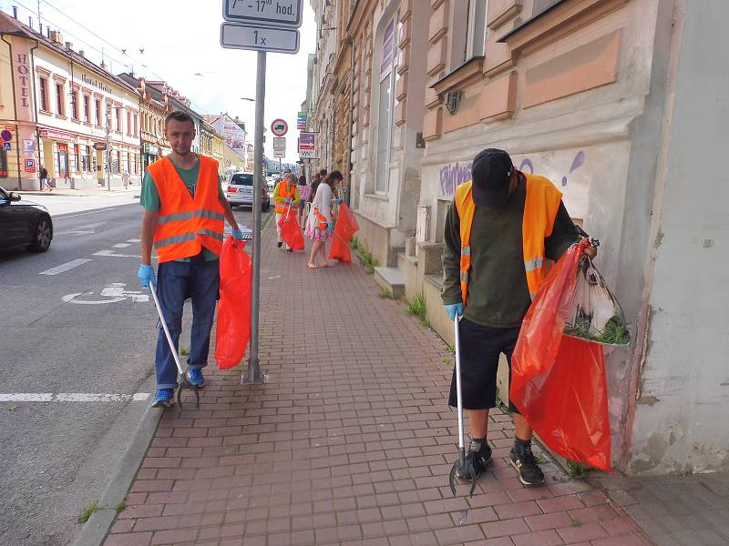 Budějčtí bezdomovci uklízeli v pátek 3. července Rudolfovskou třídu. Vedl je dobrovolník František. Za odměnu dostanou stravenky.