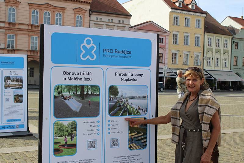 Projekty navržené občany pro Budějovice čeká výstava na náměstí Přemysla Otakara II. (na snímku výstava v prvním ročníku) a veřejné hlasování, které rozhodne o vítězích a realizaci.