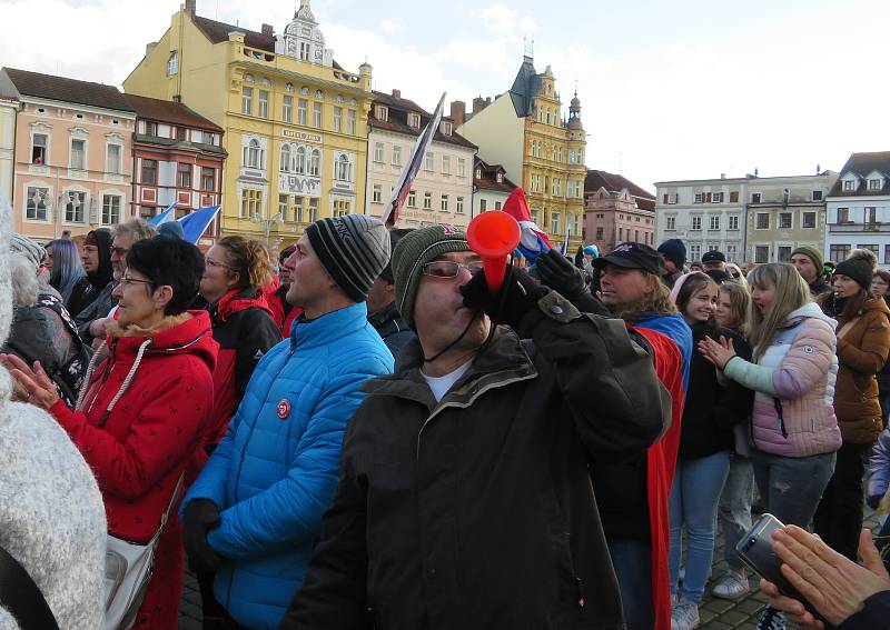 Demonstrace a pochodu za svobodu v Českých Budějovicích se zúčastnilo asi pět stovek lidí. Na průběh akce dohlížela policie.