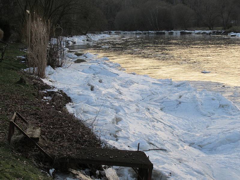 Kry se nahromadily v korytě řeky v Kolodějích nad Lužnicí, ve čtvrtek 18. února už byl průtok volný a pomalu odtávaly.