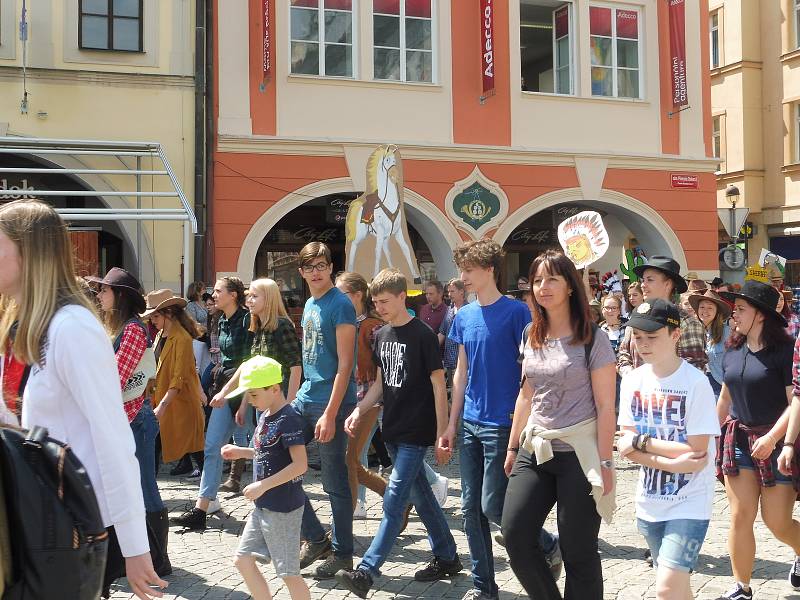 Budějovický majáles vyvrcholil v pátek 24. května tradičním průvodem městem. Studenti ze 17 škol prošli ulicemi centra v maskách. Dav mířil na Sokolský ostrov, kde program pokračoval volbou Krále majálesu. Navečer se zde tradičně koná hudební program.