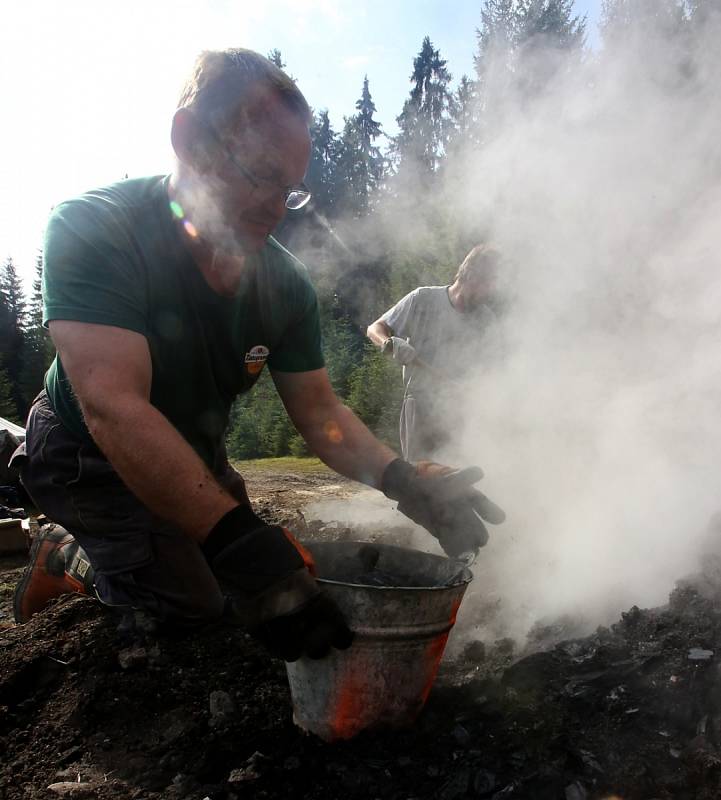 Dobrovolní hasiči z Nové Pece na Šumavě nehasili požár, ale pálili po staru uhlí v milíři