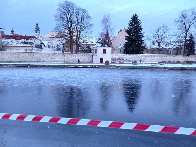 Slepé rameno Malše u Sokolského ostrova v Českých Budějovicích sice zamrzlo, ale led není bezpečný.