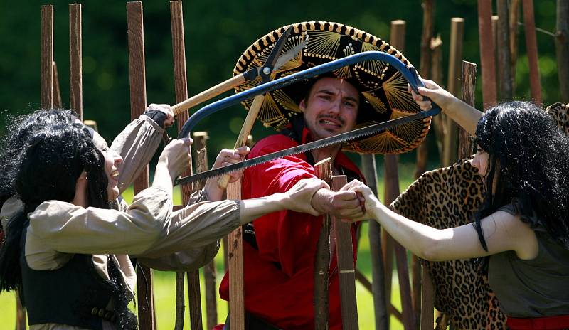 Pohádkově laděnou akční komedii slibuje představení Pták Ohnivák a lišák Zorro, které ode dneška uvádí Jihočeské divadlo před otáčivým hledištěm v Českém Krumlově. Inscenace vychází ze slovanských pohádek a původní mexické a karibské mytologie.