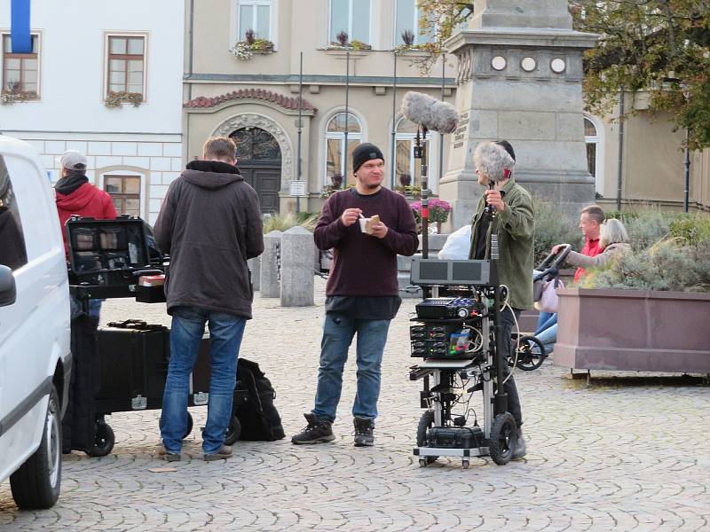 Druhý díl detektivní série České televize Místo zločinu České Budějovice v Táboře: Filmaři "zazdili" průjezd na Žižkově náměstí a vybudovali prostor pro bankomat, který gang ukradl.