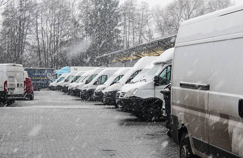 Řidiči pracují od půl šesté ráno, v devět mají naloženo a vyjíždí všemi směry. Před Vánocemi se někteří z nich vracejí i v deset večer.