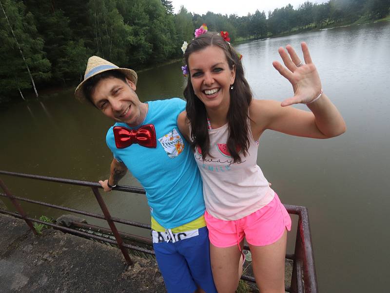 Novomanželé Zavoralovi si řekli své ano na hrázi rybníka v Dobrkovské Lhotce u Trhových Svinů.