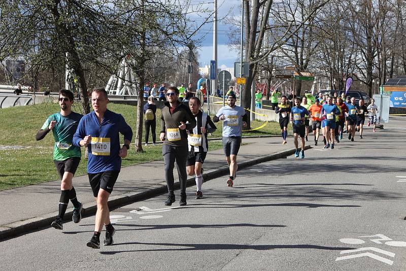 Ulice Českých Budějovic zaplavili účastníci ČEZ Run Tour.