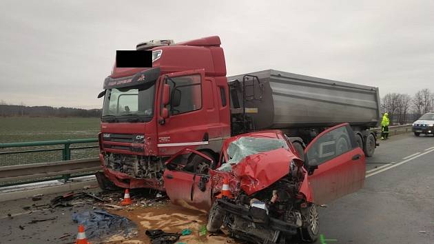 U Ševětína se srazil kamion s autem, dva lidé jsou těžce zranění.