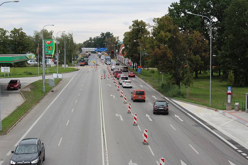 Českobudějovická ulice Na Dlouhé louce s omezeným provozem v sobotu dopoledne.