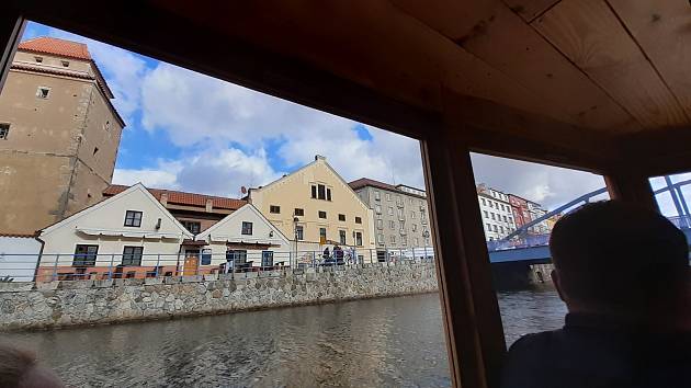 Netradiční výhledy na centrum Budějovic přímo z hladiny řeky se nabízejí z plavidel, kterými se můžete svézt po Malši i Vltavě.