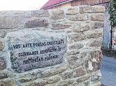 Gabriela Skamenová ozvláštnila historickou památku ve své rodné obci Čížkrajice. Díky jejímu návrhu se na zdi u silnice z Trhových Svinů objevil takzvaný chronogram.