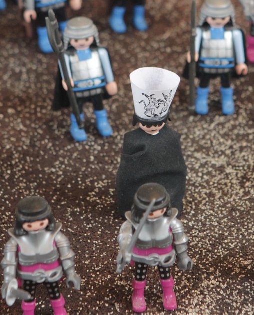 Přes 550 figurek stavebnice Playmobil, připomínajících české igráčky, přibližuje hravou a vtipnou formou události kolem koncilu v Kostnici 1415, po němž byl upálen Jan Hus. Nová expozice v Jihočeském muzeu cílí na děti, zůstane zde do 13. ledna 2016.