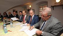 Koaliční smlouva v Českých Budějovicích je podepsaná.