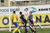 Daniel Hais střílí druhý gól Dynama, které nakonec hrálo se Zlínem doma 2:2.