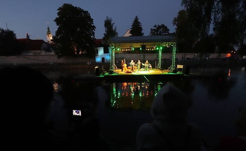 Múzy na vodě 2018 v Českých Budějovicích pokračovaly koncertem Hradišťanu a Jiřího Pavlici.