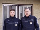 V čele boršovských policistů stojí nadporučík Jiří Hájek (vpravo) a jeho zástupce nadporučík Štěpán Wawreyn. Ve volném čase se oba věnují sportu a dokončují vysokoškolská studia.