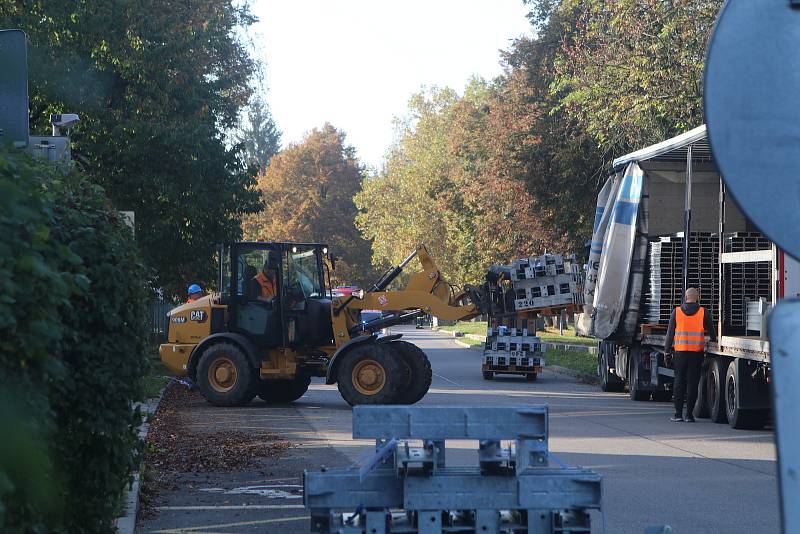 Cvičení zaměřené na stavbu protipovodňové stěny na Vltavě v Českých Budějovicích.