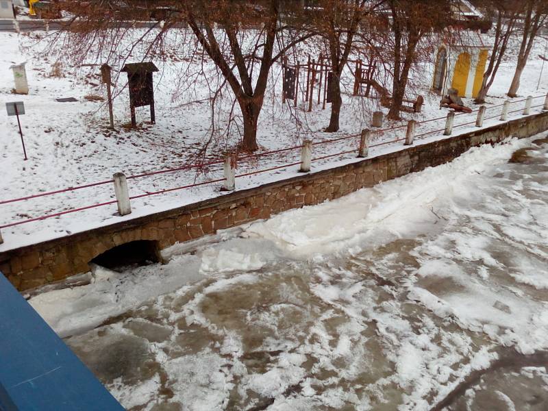 Někde se na vodních plochách na Českobudějovicku držel ve středu ráno led, jinde po něm nebylo ani památky. Na snímku Lužnice v Kolodějích nad Lužnicí.