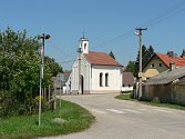 První písemná zmínka o obci Zvíkov se váže k roku 1357 a je spojena se jménem Nedamíra ze Zvíkovce. Na snímku kaplička z 19. století.