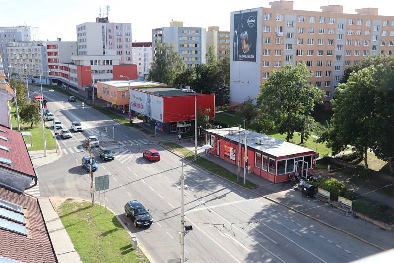 Českobudějovická Pražská třída bez kovových konstrukcí, které se nacházely nad chodníkem poblíž křižovatky s Pekárenskou ulicí.