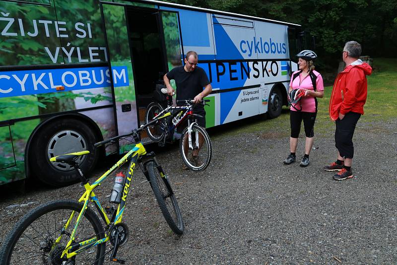 Turisty i místní svezou v létě na pravém břehu Lipna dotované cyklobusy.