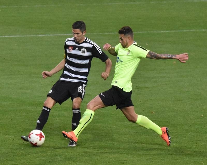 Fotbalisté Dynama v sobotním šlágru II. ligy porazili Opavu 2:1 a vystřídali ji v čele tabulky. 