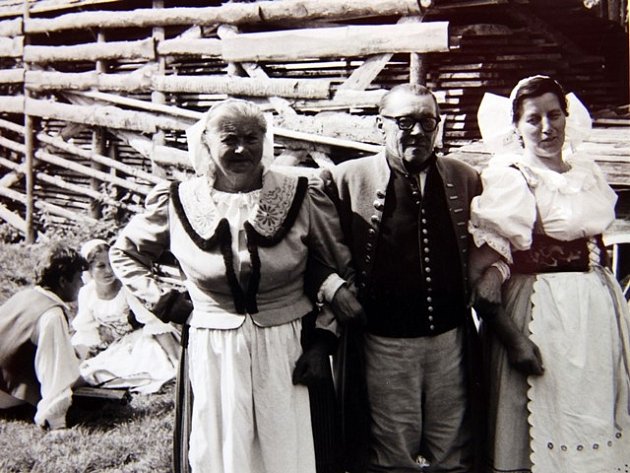 Snímky z natáčení filmu Prodaná nevěsta v Holašovicích.