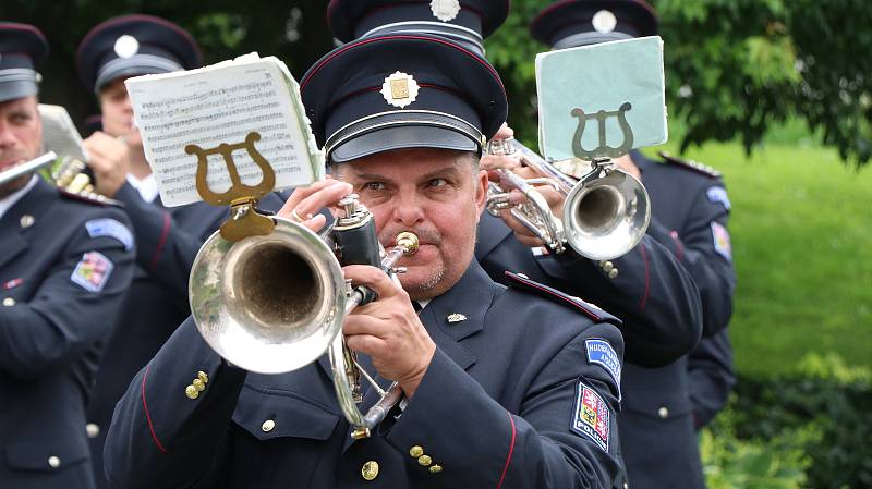 Hudba Hradní stráže a Policie ČR hrála v areálu budějovické nemocnice jako poděkování zdravotníkům za nasazení v době pandemie.