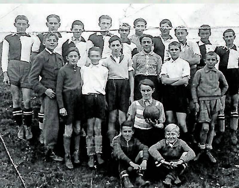 Fotbal. Snímek z 30. let zachycující Hlubocké před fotbalem.
