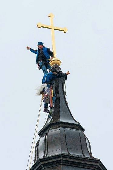 Nový kříž na věži už stojí.