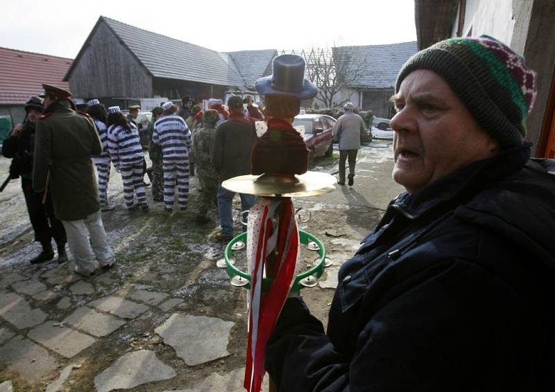 V Řípci u Veselí nad Lužnicí každý rok komentují nejdůležitější dění v ČR. Koledoval zde například politický cirkus nebo po návsi jezdilo poruchové Pendolino. Letos na koledu vyrazil prezident Klaus se svou družinou amnestovaných vězňů.