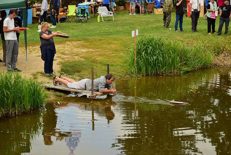 Ledeničtí lodní modeláři uspořádali v sobotu na rybníce Lazna soutěž autorů maket lodí.