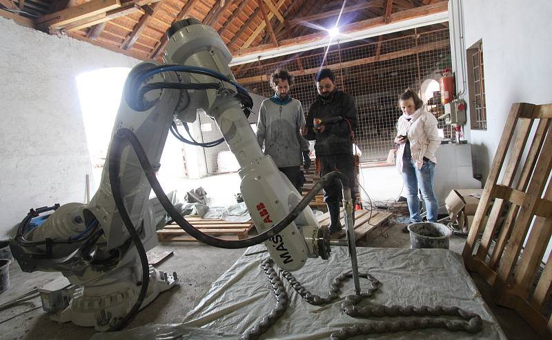 Robot realizuje výtvarná díla Michala Trpáka