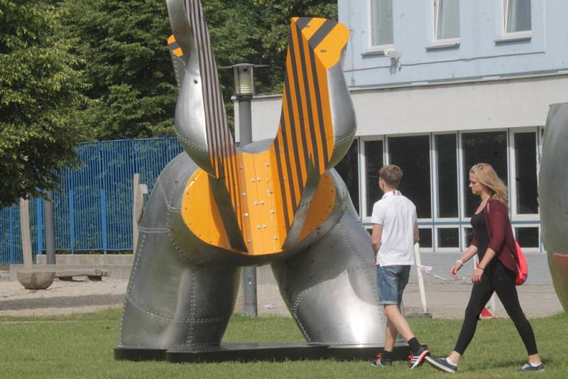 Sochařská výstava Umění ve městě začala v Českých Budějovicích. Zapojilo se 13 autorů, vystavují přes dvě desítky prací. Open air expozice se letos rozšířila do Hluboké nad Vltavou a Veselí nad Lužnicí. Na snímku dílo Oil daily, autor Richard Keťko.