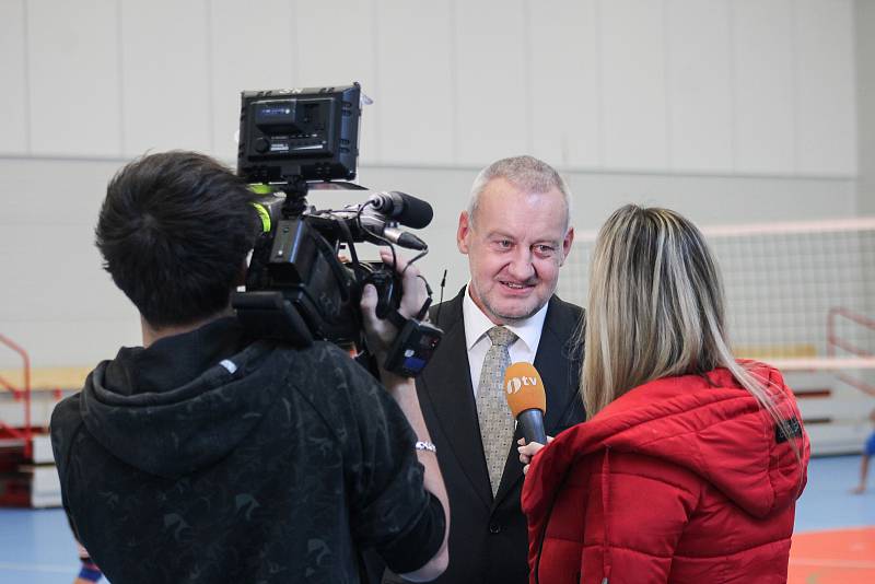 V nové tělocvičně jsou dvě volejbalová hřiště, jedno hřiště na basket a osm šaten.