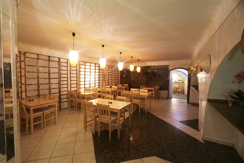 Manželská dvojice dříve provozovala podnik s vietnamskou kuchyní v Otakarově ulici, kde dříve byla restaurace U Hrdinů.