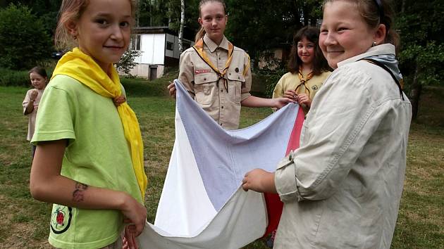 Dvanáct děvčat z českobudějovického oddílu Berušky, z nichž nejmladší jsou čtyři roky, tráví část prázdnin na skautském táboře u Žumberka. 