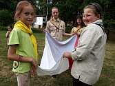 Dvanáct děvčat z českobudějovického oddílu Berušky, z nichž nejmladší jsou čtyři roky, tráví část prázdnin na skautském táboře u Žumberka. 