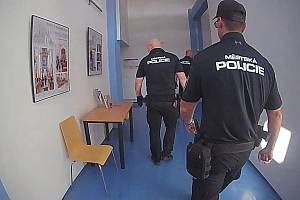 Strážníci budějovické městské policie museli ženu (40 let) z Budějovicka vyvést za pomoci donucovacích prostředků.