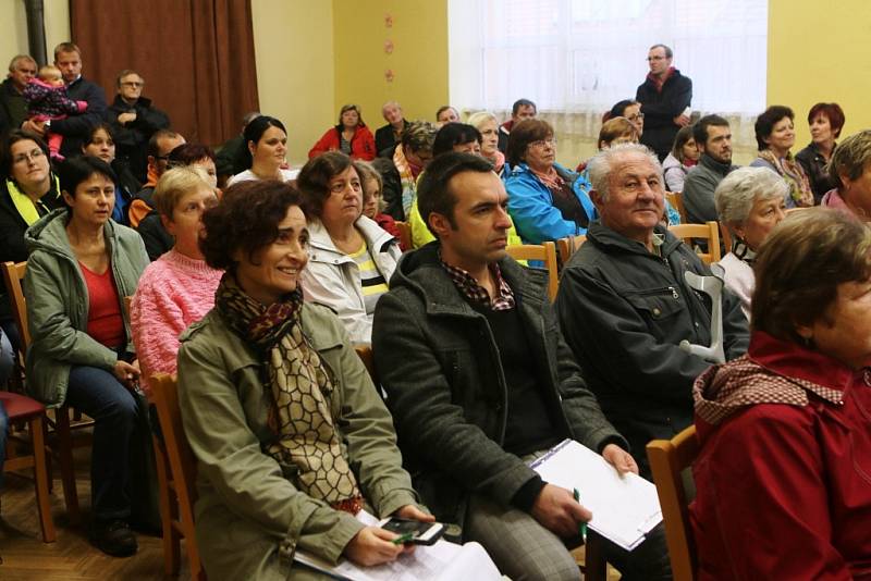 Obyvatelé obcí Češnovice a Dasný ve středu uspořádali akci na podporu stavby obchvatu, který by odvedl dopravu od jejich domů.