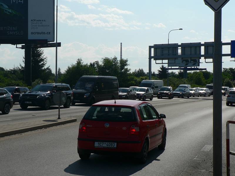 K řízení provozu v jihočeské metropoli (na snímku křižovatka Nádražní - Jírovcova) má přispět nový systém.