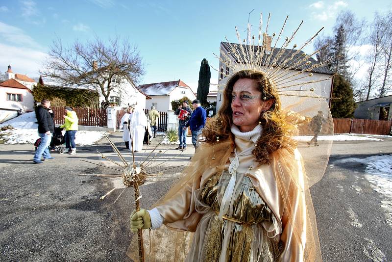 Tradiční doudlebský masopust dozdobili letos i Slunečník, Měsíčník a Větrník.