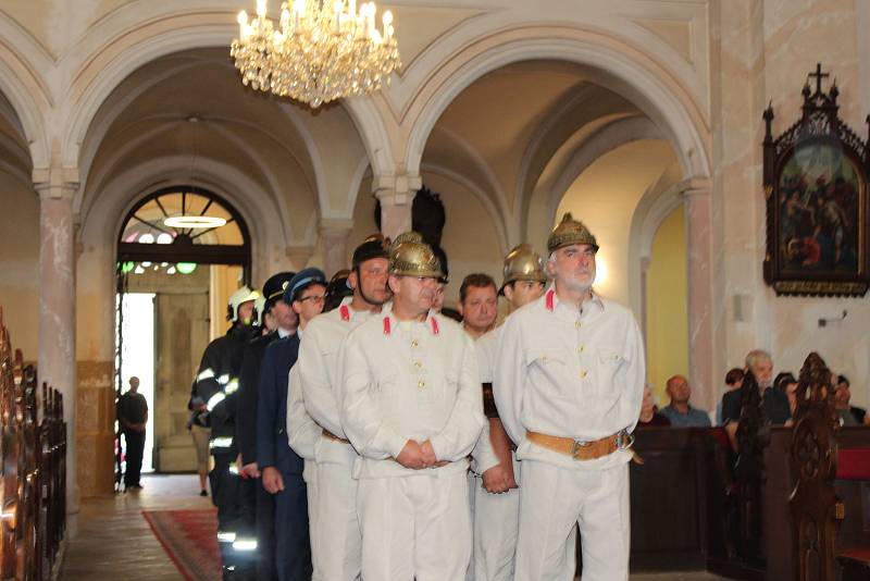 Dobrovolní hasiči nechali v kostele při nedělní mši posvětit nový hasičský prapor.