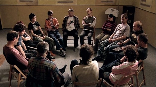 Sezení terapeutické skupiny se natáčelo v němčické škole. Klientů je dvanáct, v kruhu jsou ještě dva terapeuti.