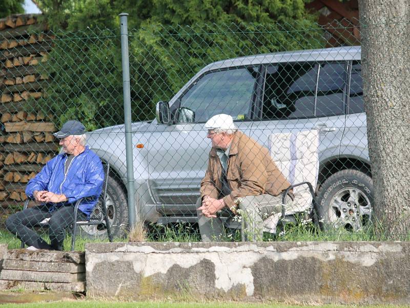 Diváci byli i za plotem... Olešník ve šlágru I.A třídy vyhrál nad Týnem 3:0 a posunul se před Olympii na druhé místo.