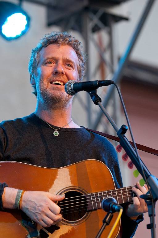 Irský písničkář a držitel Oscara Glen Hansard zahrál 1. srpna na nádvoří kláštera v Milevsku. „Dobrý večer, já jsem Glen, this is Lorcan and we are moc šťastní to be here in Milevsko,“ vítal směsí angličtiny a češtiny diváky.